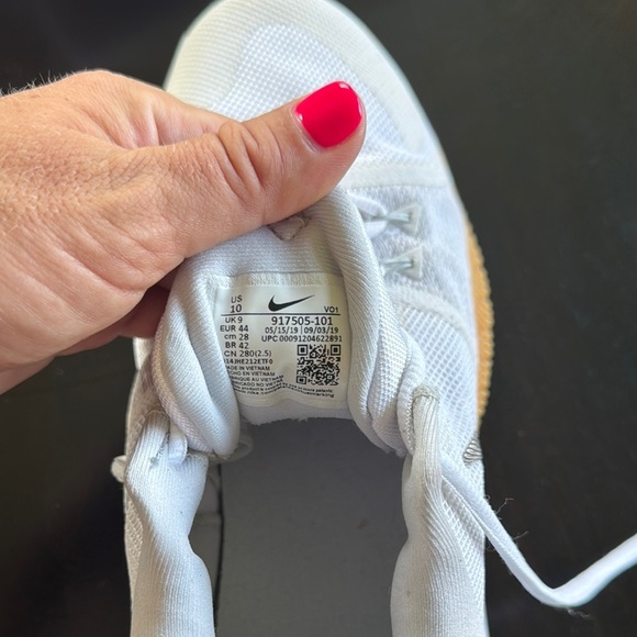 Nike Zoom White Athletic Shoes with Mesh Upper NWOT - Picture 2 of 7